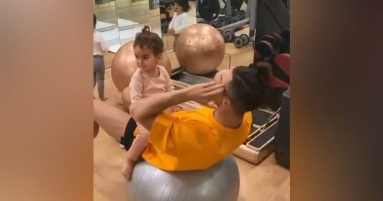 Ronaldo, antrenament cu fetița sa pe abdomen
