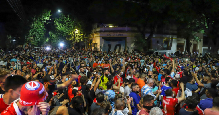 Mii de fani au luat cu asalt Palatul Prezidențial din Buenos Aires. Care este dorința lor